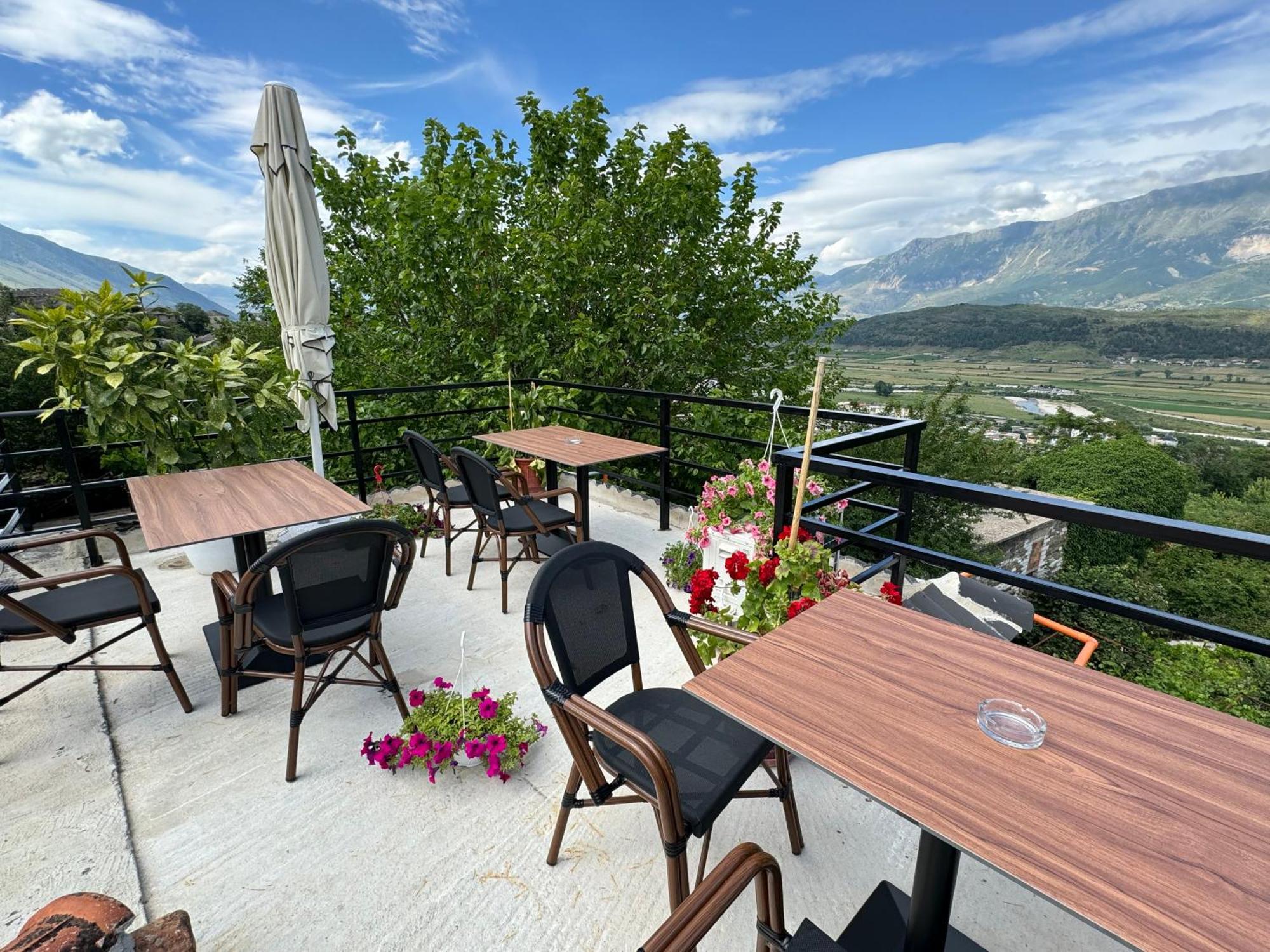 Guva Guest House Gjirokastër Exteriör bild